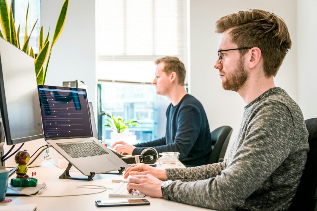 Joomla : le CMS pour architectures complexes — Joomla excelle là où WordPress s'essouffle : gestion d'accès multi-niveaux, contenus imbriqués, workflo