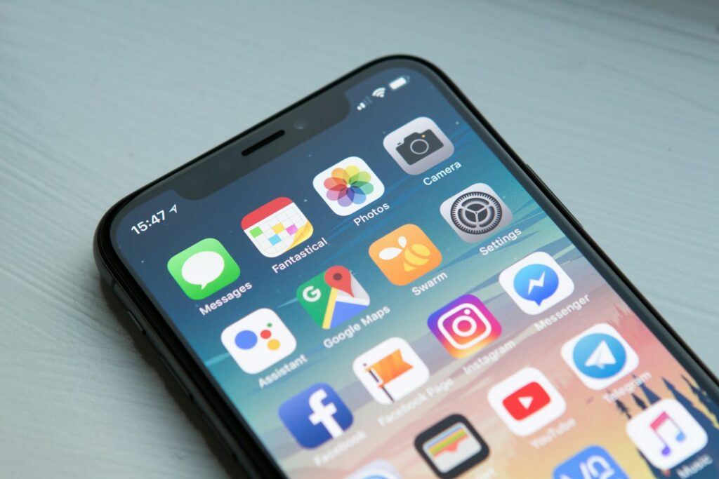 React Native — React Native permet d'écrire 70–90 % du code une fois pour iOS et Android. Contrairement à Expo, vous avez accès à toute