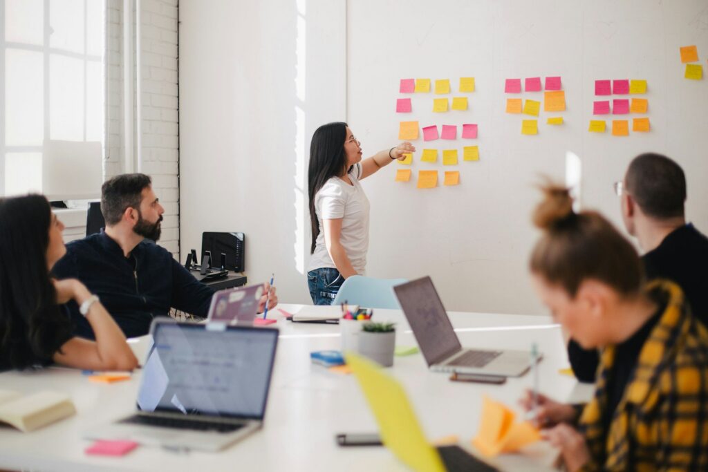 Roadmap digitale — Vision 24 mois, priorités trimestrielles, KPIs mesurables. Roadmap alignant investissement et croissance.