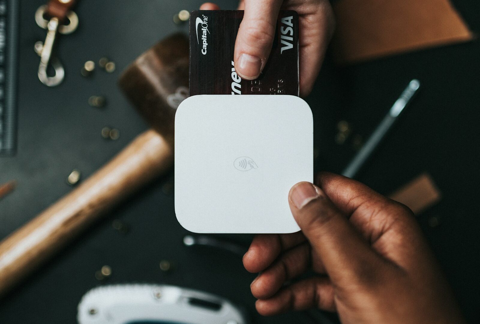 Shopify — Shopify, c'est « e-commerce à la demande » : vous payez une souscription, Shopify gère serveurs, SSL, PCI-DSS, backup. V