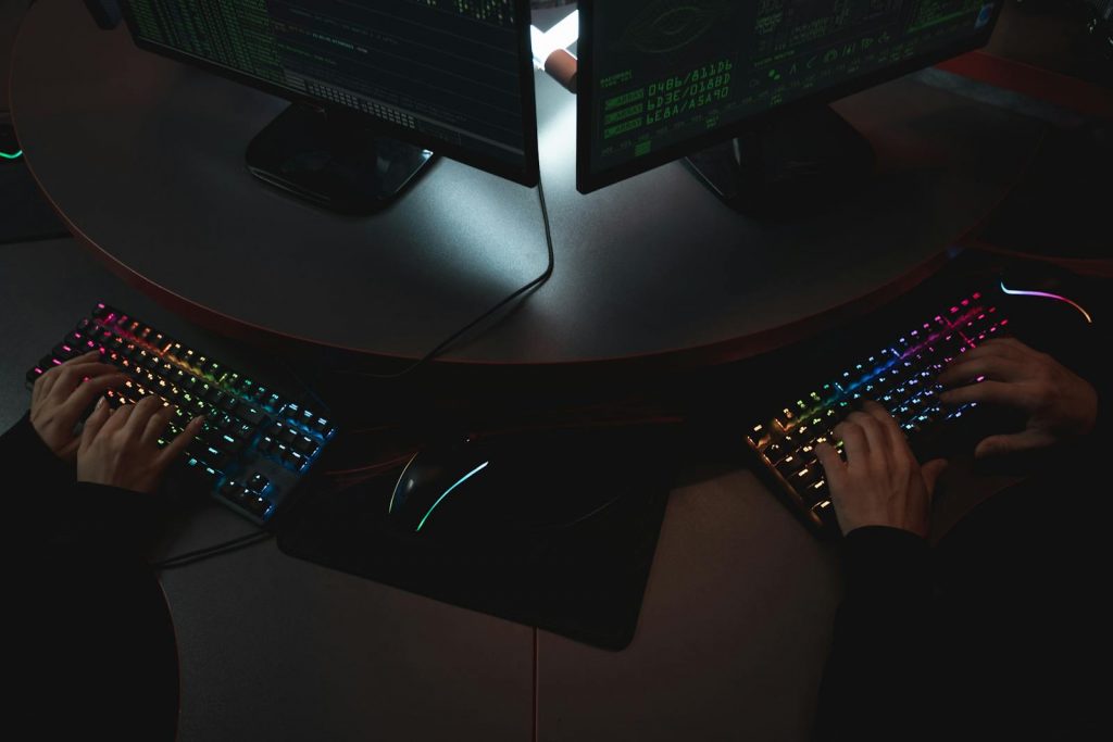 Claviers RGB et écrans de code, stack technologique full-stack pour PME et ETI