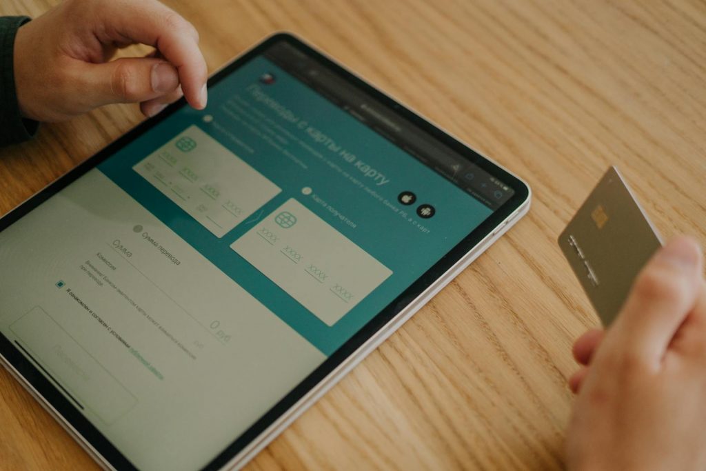 Mains effectuant un achat en ligne avec tablette pour boutique TPE artisan